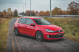 Maxton Design bočné prahové lišty Racing Durability VW Golf VI GTI - čierno červený + lesklé krídielka