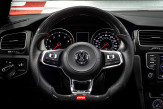 APR karbónový volant VW Golf 7 - Manuál červené švy